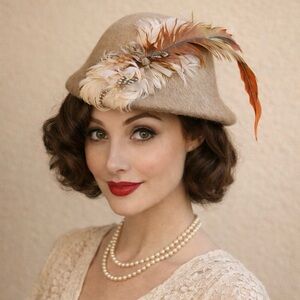 VINTAGE 1940’s CLOCHE HAT MACY'S NEW YORK FELT MULTI FEATHERS BROWN TAN BEIGE